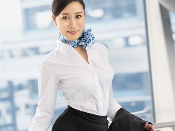 【美熟女】性に奔放な現役CAの生ハメ濃密SEX♥夫とセフレとフライト中の機内で見つけた好みの男と淫らに交わる！