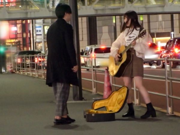 【素人ナンパ】路上ミュージシャンに現ナマ100万投げ銭した結果ｗｗｗ彼氏持ちお姉さんとホテインSEX！背面座位立ちバック