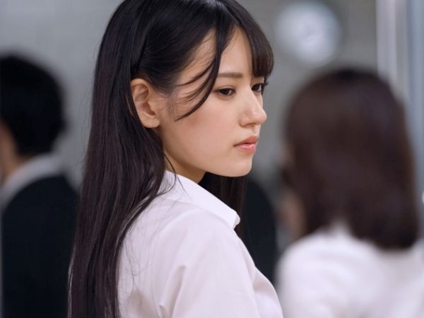 【八掛うみ×逆NTR】「奥さんのとどっちが気持ちいいですかぁ？」スレンダー美人後輩OLが会社の既婚先輩を奪う不倫SEX！