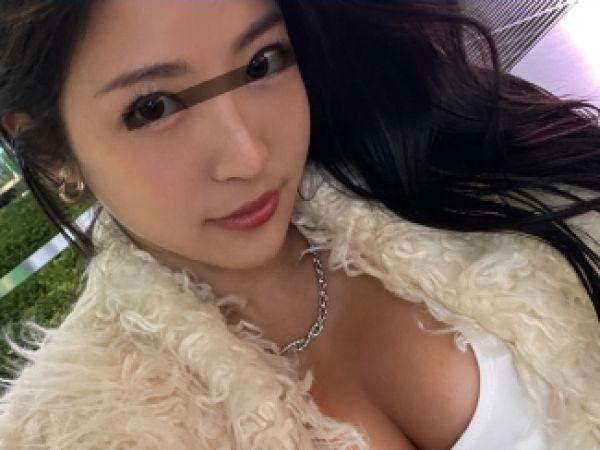 【素人】ゴージャス美人な美巨乳お姉さんが彼氏と一緒に乱交SEXした映像が流出！他人チンポに手コキ＆フェラ！