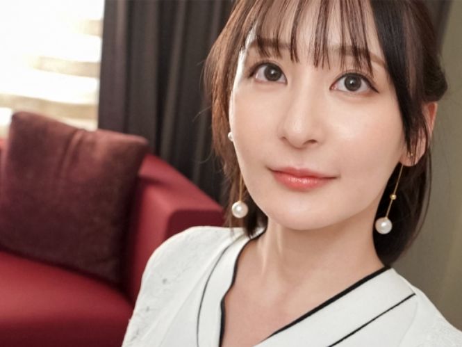 【三十路人妻の裏の顔】『夫だけじゃ物足りないの…』真面目な顔してチンポ大好き！三十路の美熟女が、夫以外の男と禁断のエロプレイ♡見た目とギャップありすぎ！