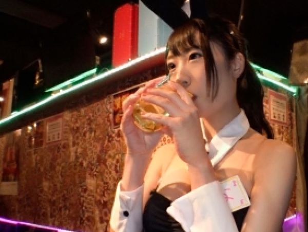 【素人ナンパ】ガールズバーで働く網タイツバニー童顔巨乳娘がシャンパン2本で股を開くホテINセックス！