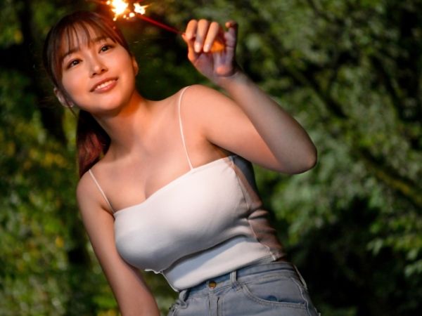 【田舎で出会った禁断の恋】『東京じゃ味わえない…』巨乳の都会娘が田舎で出会った野性的な男とひと夏の情熱的な関係に！狭いワンルームで繰り広げられる濃厚なセックスと、田舎の夜を彩るエロティックな同棲生活！♡