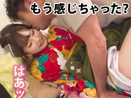 【晴れ着女子大生の秘密プレイ】♡無邪気な笑顔のJDがテントの中で大胆変身！チンポを咥え込み、無毛のアソコを高速ピストンで激しく突かれ、晴れ着を乱しながら感じまくる！