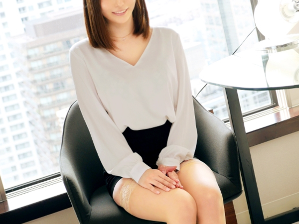 【婚活コンサルタントの裏の顔】『お客様には内緒で…』美人コンサルタントがAVデビュー！婚活アドバイス中に我慢できずに男優チンポで激しくイカされちゃう♥︎エロすぎる本気セックスに悶絶必至！
