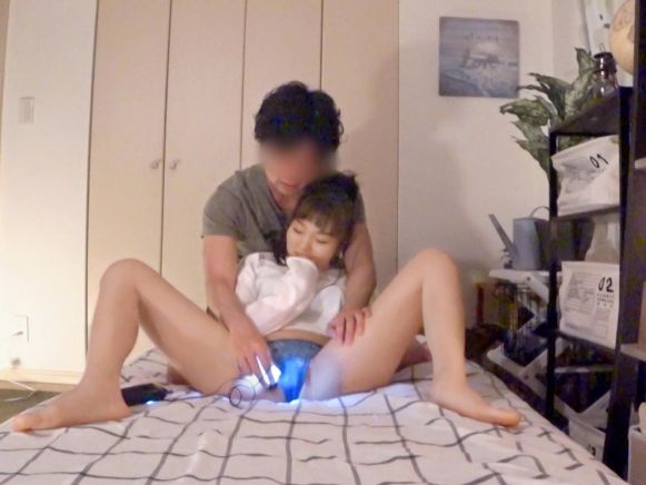 【天真爛漫美少女のヤリ部屋体験】どこか幼げで可愛い素人娘をナンパ成功！無邪気な笑顔の裏に隠れたエロさを引き出す！バックで激しく突かれ、感じまくる姿がたまらない！♡ 彼女の無垢な反応とエッチなギャップが最高！