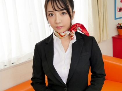 【美脚キャビンアテンダントの誘惑】『ダメ…お客様にバレちゃう…』セクシーCAが機内でこっそり顔面騎乗位！濡れまくりのマンコにチンポ挿入され、ガン突きピストンでイキまくり！♡