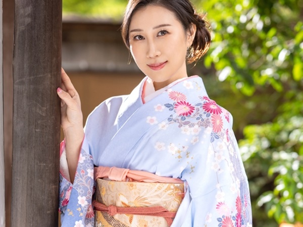 【着物美熟女の淫らなご奉仕】『私にまかせて…』極上美魔女が舌を絡ませベロチュー♡絡みつく舌技でチンポを徹底責め！和装の色気がたまらない濃厚プレイ！