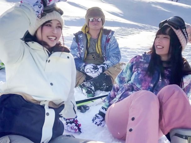 【ゲレンデナンパ】雪山で見つけた美白女子大生2人組！飲み会で盛り上がり、エッチなオモチャで遊んだら、まさかの潮吹き大暴走！♡ウブな女子大生が乱れる姿は必見！