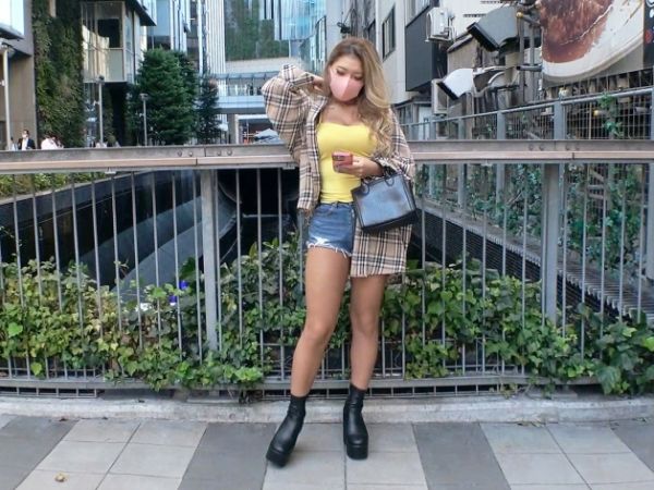 【素人】巨乳巨尻な金髪黒ギャルラウンドガールが濃厚じゅぽフェラ＆褐色デカ乳パイズリご奉仕で乳内挟射させる！