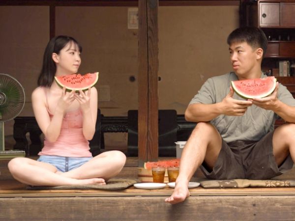 【夏の田舎で汗だくセックス】幼馴染と過ごす蒸し暑い夏の日、セミの鳴き声をBGMに、ひたすら交わりまくる!田舎の空気も忘れるほど、肉欲に溺れた濃厚な汗だくファック!恋人同士の熱い夜は止まらない!