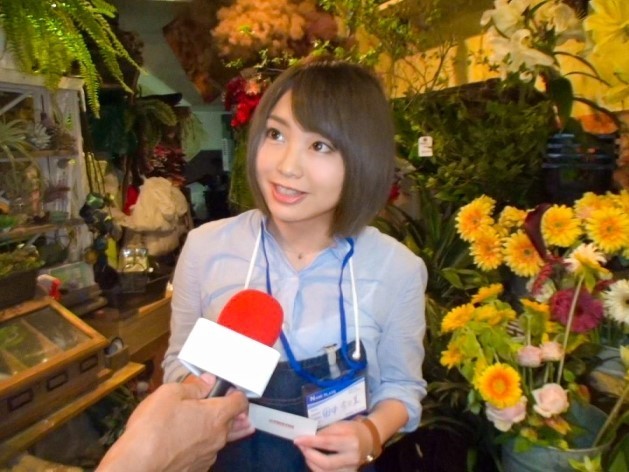 【花屋で働く巨乳JDの裏バイト】『お店では見せない私を見て…』ノリノリでエッチなバイトに応募したデカパイ女子大生！チンポで激しく突かれるたびに巨乳が揺れまくり、感じまくる姿は必見！！潮吹きまでしちゃうエロさにメロメロ♡