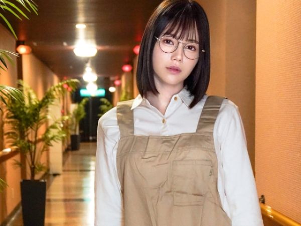 【陰キャ女子の秘密の同棲】『もう…我慢できない…』ラブホ清掃員のウブな女子がダメニートと禁断の中出し生活!不眠症の彼と過ごす夜は、エッチな誘惑で眠れない…♡