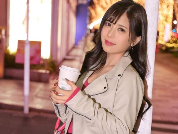 【人妻】色気ダダ漏れの美人妻が車内濃厚キスで爆速発情！手マンで膣内を掻き回され潮吹き絶頂→駐車場性交でイキまくる！