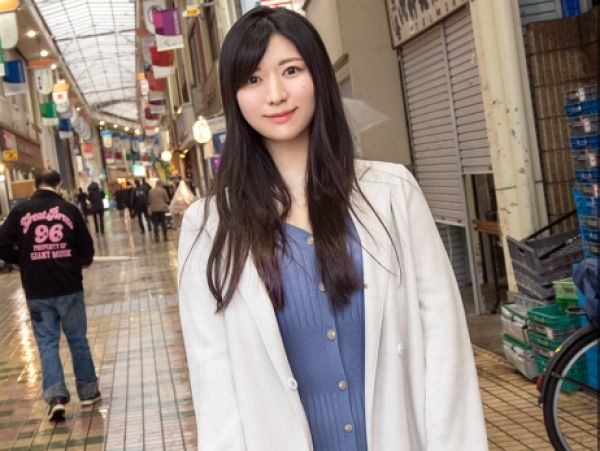 It seems like you're referring to a piece of adult content or a scenario involving a married woman (人妻) who, despite having just given birth, has strong sexual desires and engages in an extramarital affair. The description includes explicit details such as her behaving in a sexually aggressive manner (