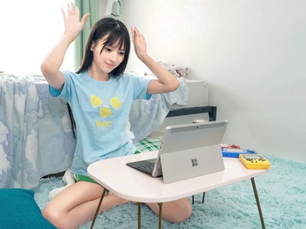 【八掛うみ】ヲタクニート生活を送る元アイドルがおじさんチンポで溜め込んだ性欲を開放するコスプレSEX！