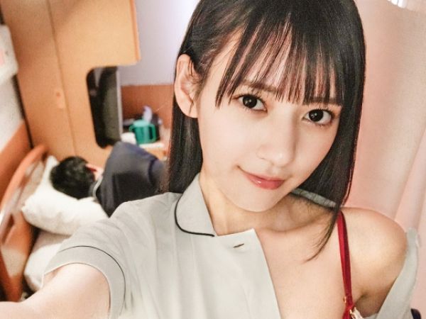 【八掛うみ】SNSにエロ写真を載せて興奮する変態看護師が同僚に裏垢がバレて誰もいない診察台で秘密のエッチ♥