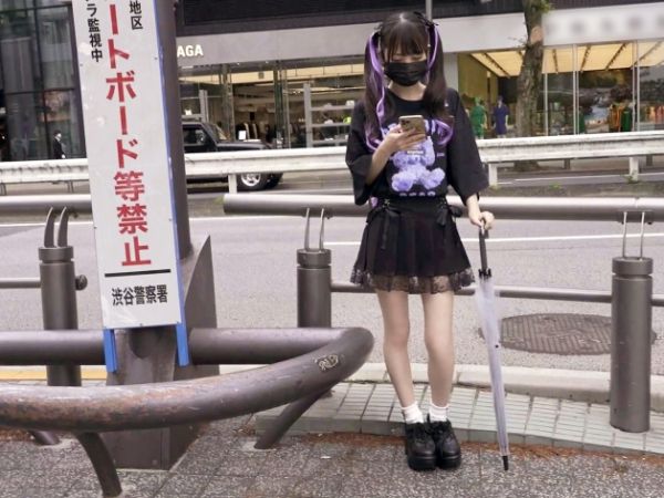 【素人】ゴシックファッションの小柄な家出少女がおじさんチンポを手コキフェラ抜き！→立ちションでチンポに放尿ぶっかけｗｗｗ