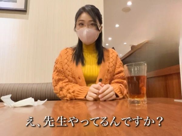 【素人】お堅そうな中学校の女教師がチンポに夢中でプリケツを打ち付け快楽を貪る！眼鏡巨乳国語教師のギャップ淫乱性交！