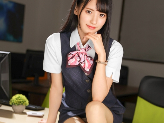 【オフィスで大胆不敵】『仕事中なのに…』スレンダーOLがデスクでエッチな誘惑♥ビンビンのチンコに我慢できず、仕事そっちのけで感じまくる！