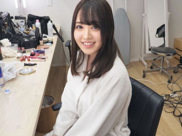 【元アイドル】元人気アイドルグループ所属の美少女が色白美肌を曝け出すAVデビュー作！制服着衣性交で嬌声を響かせる！