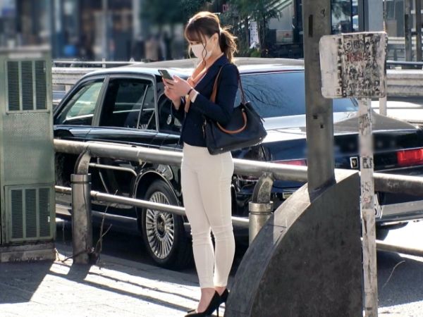 【素人】24歳の美人スレンダーOLが電マ＆手マン責めで大量潮吹きアクメ！尻コキ＆ねっとりじゅぽフェラ抜き口内射精！