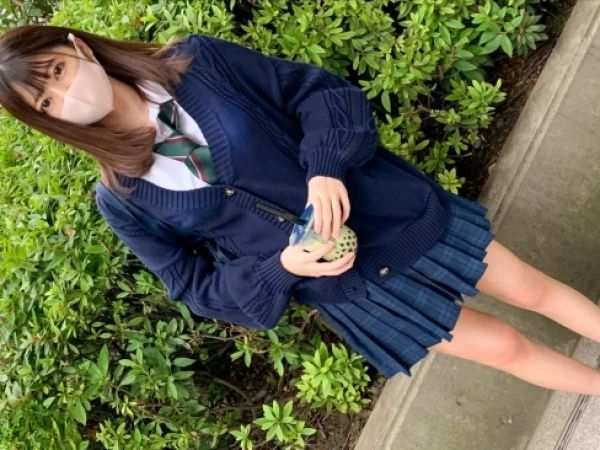 【素人】小生意気なスレンダー美少女の制服娘を生チンガン突きでわからせる膣奥中出しセックス！＜ハメ撮り＞