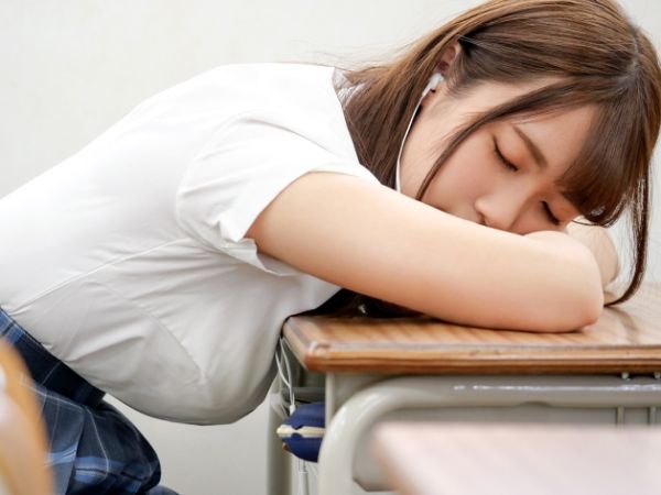 【主観】久々の再会で大人のカラダに成長した巨乳幼馴染と誰もいない教室で放課後青春セックス！