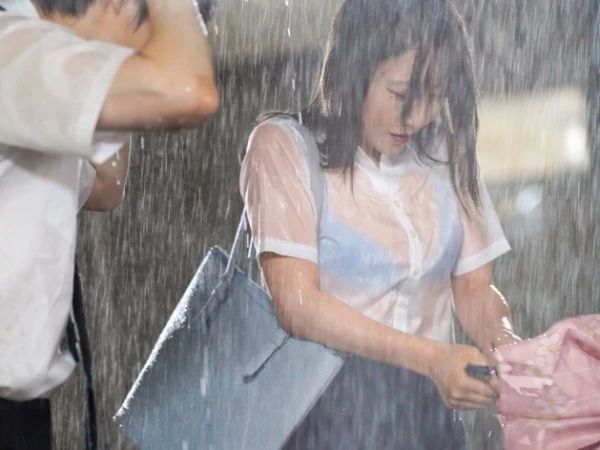 【女教師】「ここでじゃダメだってば…」新人女教師の雨に濡れた姿に欲情した生徒の性欲が暴走する教室内着衣セックス！