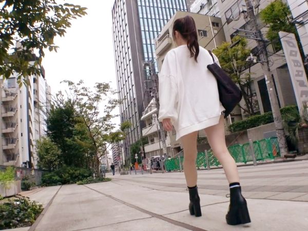 【素人】20歳のアイドル志望パイパン娘がハメ潮＆手マンで潮をぶちまけイキまくるスプラッシュアクメ性交！