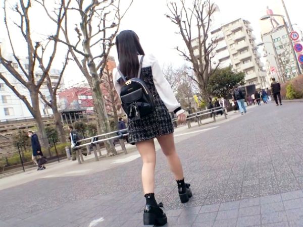 【素人】22歳の美乳ムチ尻なパイパンコンカフェ嬢が膣奥にチンポを擦り付けイキ乱れるエロコスオイルセックス！