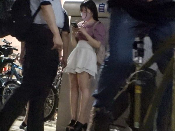 【素人】街中で見つけた童顔少女をホテルに連れ込んだハメ撮り映像！10代のピチピチおま〇こにおじチンガン突きピストン！