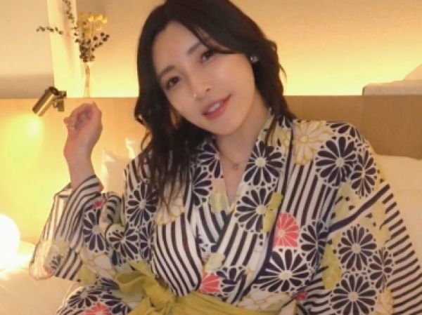 【人妻】SSS級の美人三十路妻が旦那に内緒で他人チンポをナマで咥え込む中出し不倫旅行！手コキバキュームフェラ口内射精！