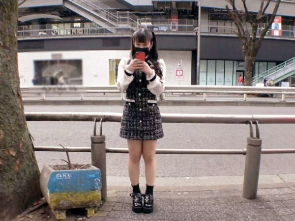 【素人】22歳の美巨尻コンカフェ嬢がおじさんと互いの性器にむしゃぶりつくフェラ抜き口内射精＆射精後チンポ手コキ潮吹かせ！